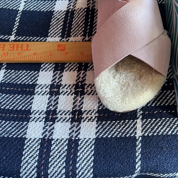 Marc Fisher Pink Suede and Shearling Crisscross Sandals Size 10M, NWT - Picture 10 of 10